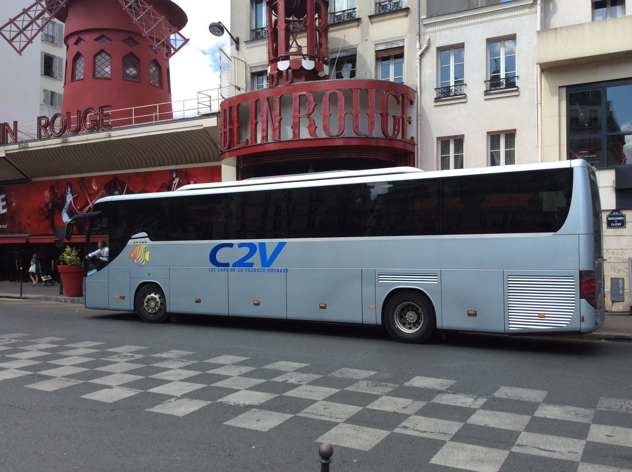 bus_c2v_au_moulin_rouge.jpg